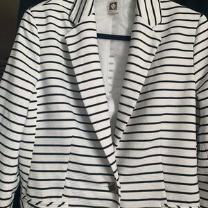 Anne Klein White and Black Garment